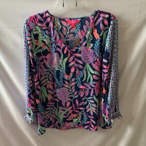 LILLY PULITZER Pamala You've Been Spotted V-Neck Blouse in Oyster Bay Navy Sz M